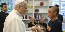 Il viaggio del Papa in Francia. Leone a Parigi al centro per migranti, primo appuntamento del giorno