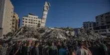 Raid israeliano su Gaza City, colpito un condominio, 5 morti