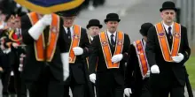 Tensione alla marcia in Irlanda del Nord, folla protesta contro parata Orange