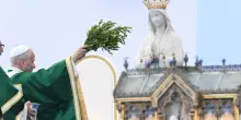 Il Papa a Lourdes: 'Gli abusi sono una piaga, massima vigilanza'