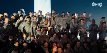 America's Cup: foto di famiglia per Luna Rossa sul pontone del Race Village