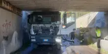 Camion urta cavalcavia, linea ferroviaria Bologna-Taranto a binario unico