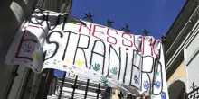 Striscione tolto a scuola: presidio di protesta a Genova