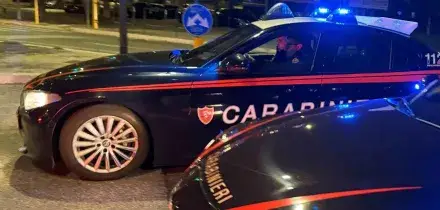 Tenta di uccidere la compagna, lei scappa dai vicini con la bimba e si salva