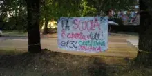 Lo striscione che divide, da Genova a Pinerolo e Roma il messaggio &egrave; 'qui nessun* &egrave; stranier*'