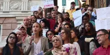 &ldquo;Qui nessuno &egrave; straniero&rdquo;, il presidio alla Daneo di Genova dopo la rimozione dello striscione