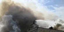 Drone e fiamme sull'Accademia delle Scienze, colpito il cuore storico di Kiev