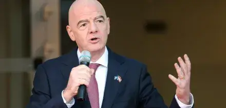 Calcio: Infantino apre alla distribuzione di pi&ugrave; fondi ai membri Fifa
