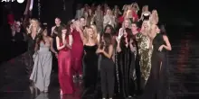 Celine Dion a sorpresa sulla passerella L'Or&eacute;al a Parigi