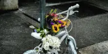 Bimbo muore investito in bici, funerali saranno in forma privata