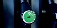 Il 71% delle famiglie pronto a tagliare spese per il caro carburante