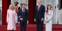Emmanuel e Brigitte Macron ricevuti al Palazzo Reale di Madrid con onori militari