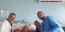 Di Battista posta una foto con i medici di Cuba: 'L&igrave; un popolo strangolato dagli Usa'