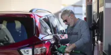 In Spagna via libera del governo a sconti 20 centesimi su carburante, tetto al gas