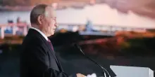 Putin, 'minaccia di Kiev ai voli civili complica possibilit&agrave; di negoziati di pace'