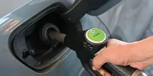 Mimit, prezzi dei carburanti in rialzo, benzina self a 2,039 euro