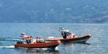 Un turista si tuffa nel lago di Como e non riemerge