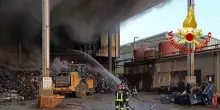 Incendio in azienda di recupero batterie esauste, nessun ferito