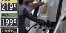 Prezzi dei carburanti in calo, ma resta il divario col price cap