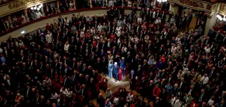 Standing ovation all'ingresso di Mattarella alla Scala per i 120 anni della Cgil