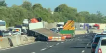 Sull'A14 camion in bilico sullo spartitraffico e auto sbalzata su corsia opposta
