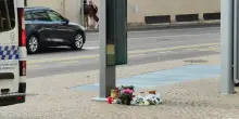 Fiori e peluche per la bimba morta a Bolzano