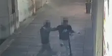 Accoltella un uomo e fugge in monopattino, arrestato per tentato omicidio