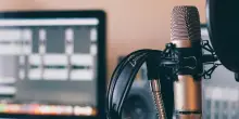 Crescono ascoltatori di podcast, nel 2026 sono 18,5 mln in maggioranza giovani
