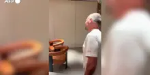 Netanyahu incontra uno dei passeggeri del volo FlyDubai che ha bloccato l'aggressore