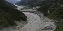 Media, almeno 1.280 persone morte nell'inondazione in Nepal