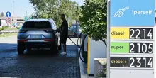 Mimit, prezzi carburanti ancora in rialzo, benzina self a 2,046 euro