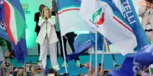 Meloni festeggia a Bari il record e lancia la sfida: 'Non ho mollato e non moller&ograve;'