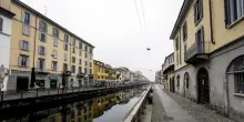 Chiazza di gasolio nel Naviglio Grande, galleggianti per contenere lo sversamento