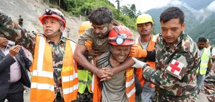 Estratti vivi due operai intrappolati nei tunnel in Nepal