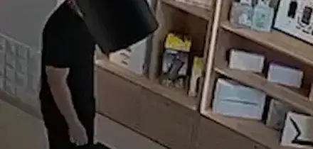 Il robot reagisce, scene da saloon nel negozio russo di elettronica