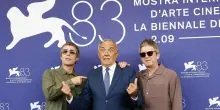 Febbre al Lido per gli Oasis, saltano la conferenza stampa ma vanno al photocall