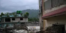 In Nepal un cittadino cinese estratto vivo da tunnel sepolto dopo 9 giorni