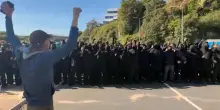 Decine di incappucciati bloccano il porto di Dover in Inghilterra, 'stop agli sbarchi'