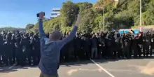Decine di incappucciati bloccano il porto di Dover