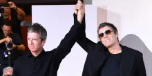 Noel e Liam Gallagher entusiasmano i fan sul tappeto rosso a Venezia