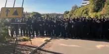 Media, decine di incappucciati bloccano il porto di Dover