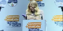 Meloni a Bari, la figlia le telefona durante il comizio
