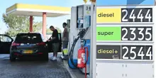 Mimit, prezzi carburanti ancora in rialzo, benzina self a 2,067 euro