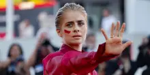 Greta Scarano sul red carpet a Venezia richiama l'attenzione contro i femminicidi