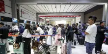 Erutta un vulcano in Indonesia, fermo l'aeroporto di Giacarta