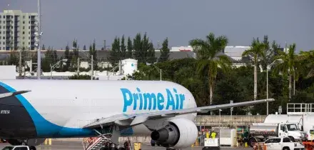 Stati Uniti, un aereo cargo di Amazon finisce fuori pista a Miami, cinque morti