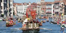 Con la Regata Storica di Venezia si rinnova la gara delle societ&agrave; remiere