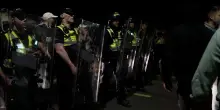 Regno Unito, caos a Portsmouth: anti-migranti incappucciati assediano il porto