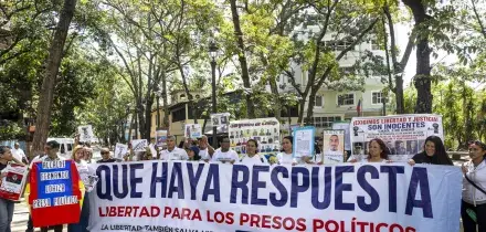 I familiari dei detenuti politici venezuelani manifestano davanti alla procura