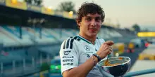 F1: La festa di Antonelli, mangia gli spaghetti nella coppa vinta